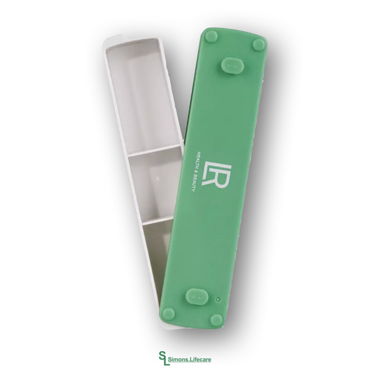 Die originale LR Rationsdose ist die clevere Lösung für alle, die ihre Tabletten, Kapseln oder Nahrungsergänzungsmittel sicher und organisiert aufbewahren möchten – ob zu Hause, unterwegs oder im Büro.